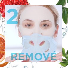 Modelo removiendo película celeste de la mascarilla
